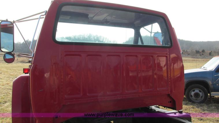 image for item I3116 1990 Ford F700 semi truck