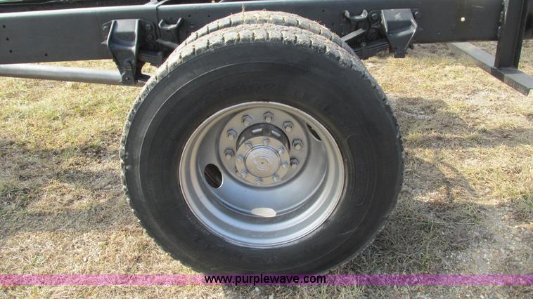 image for item I3116 1990 Ford F700 semi truck