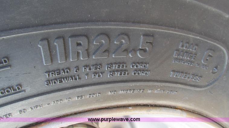 image for item I3116 1990 Ford F700 semi truck