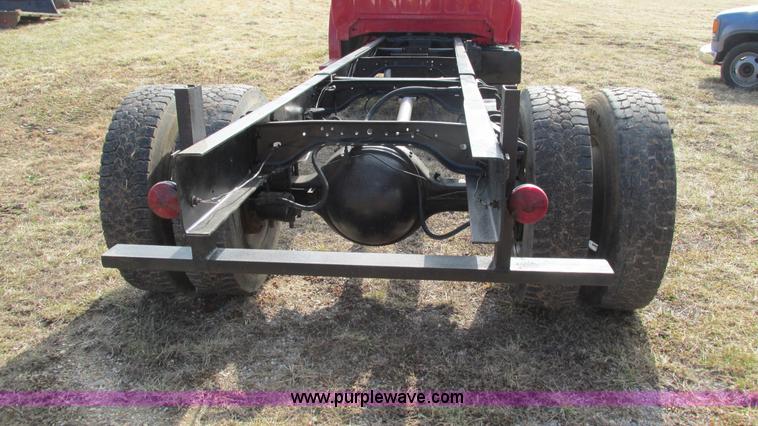 image for item I3116 1990 Ford F700 semi truck