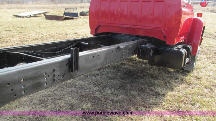 image for item I3116 1990 Ford F700 semi truck