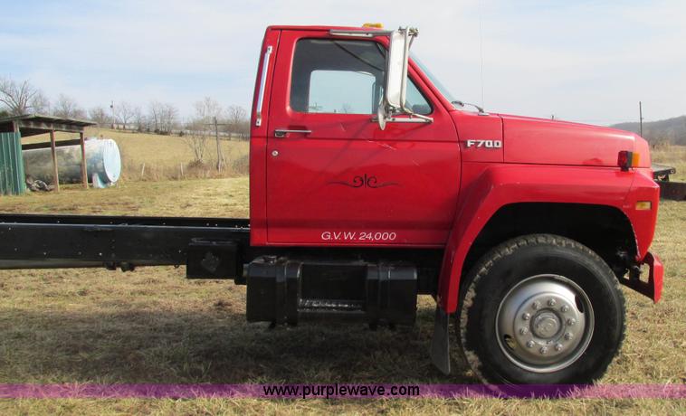 image for item I3116 1990 Ford F700 semi truck