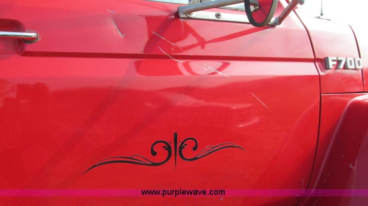 image for item I3116 1990 Ford F700 semi truck