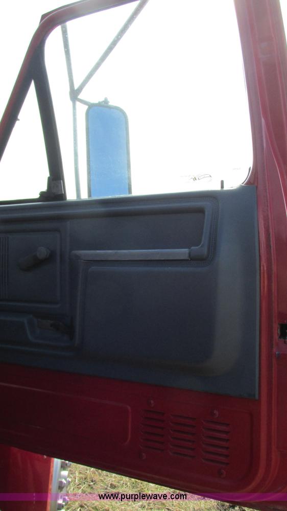 image for item I3116 1990 Ford F700 semi truck