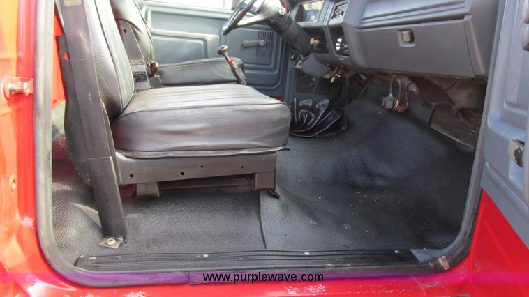 image for item I3116 1990 Ford F700 semi truck