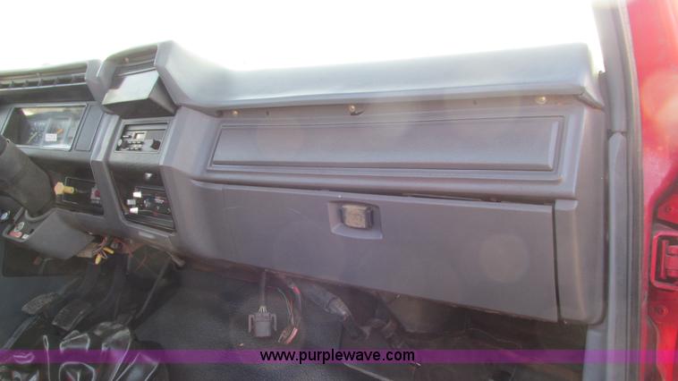 image for item I3116 1990 Ford F700 semi truck