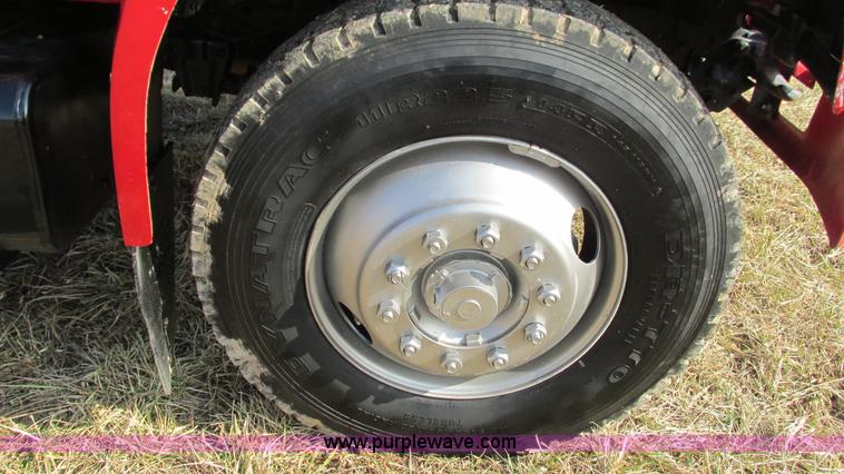 image for item I3116 1990 Ford F700 semi truck