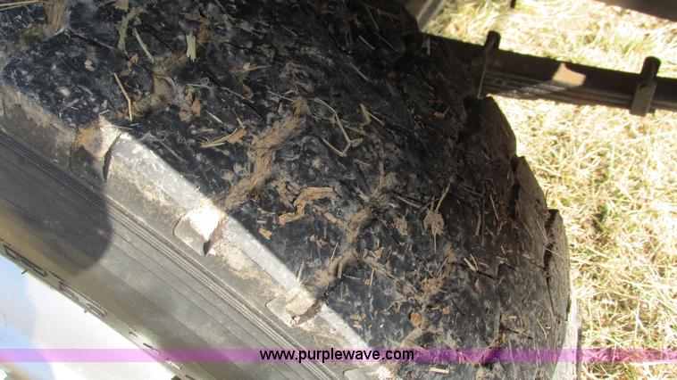 image for item I3116 1990 Ford F700 semi truck