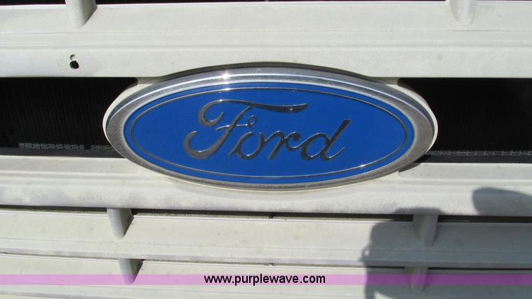 image for item I3116 1990 Ford F700 semi truck