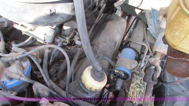 image for item I3116 1990 Ford F700 semi truck