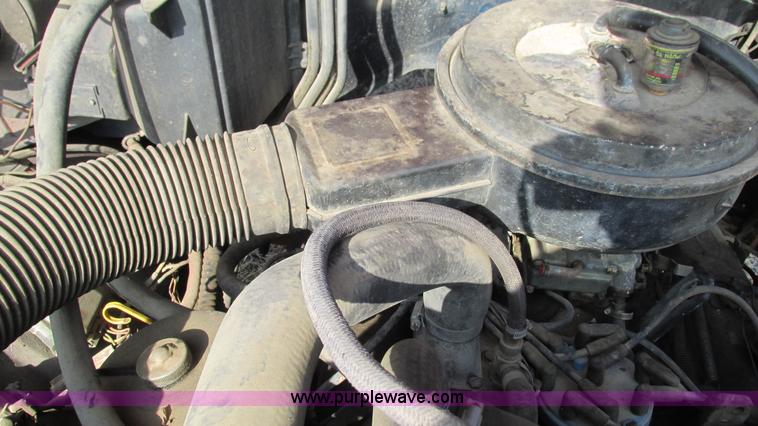 image for item I3116 1990 Ford F700 semi truck