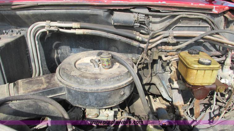 image for item I3116 1990 Ford F700 semi truck