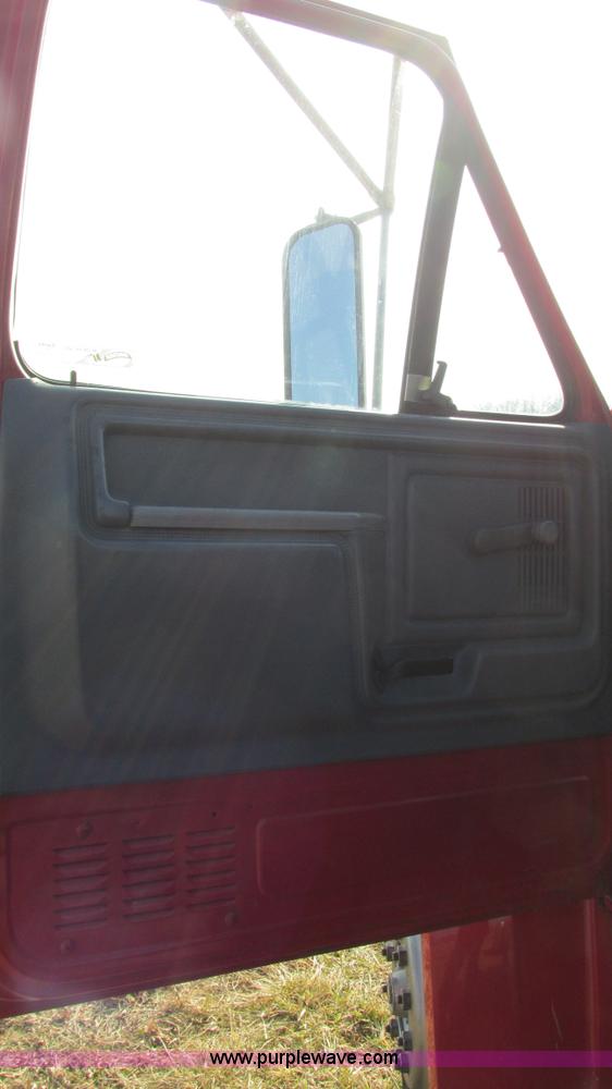 image for item I3116 1990 Ford F700 semi truck