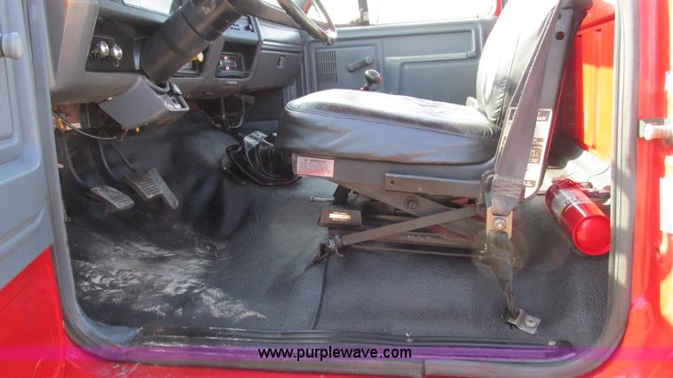 image for item I3116 1990 Ford F700 semi truck