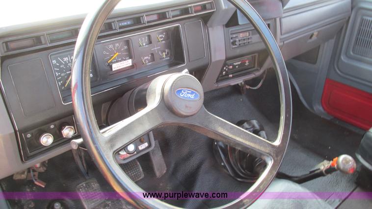 image for item I3116 1990 Ford F700 semi truck