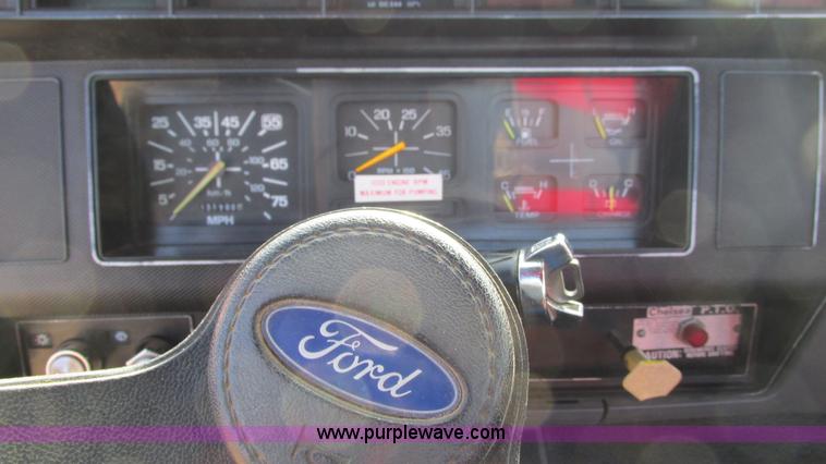 image for item I3116 1990 Ford F700 semi truck