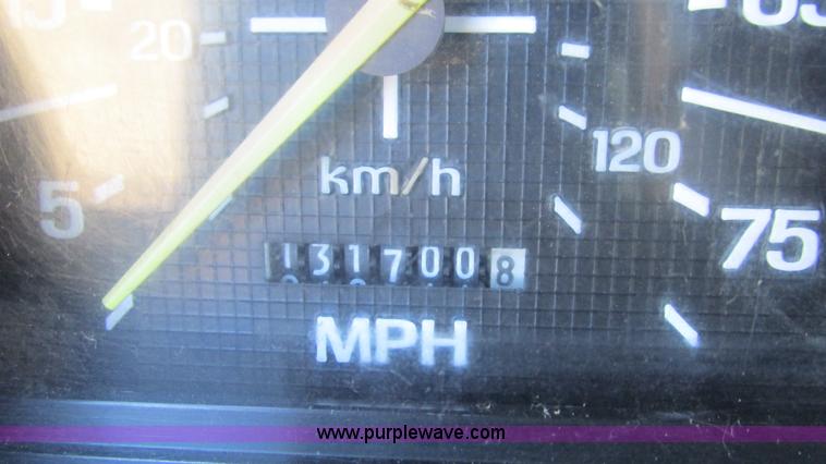 image for item I3116 1990 Ford F700 semi truck