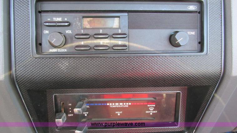 image for item I3116 1990 Ford F700 semi truck