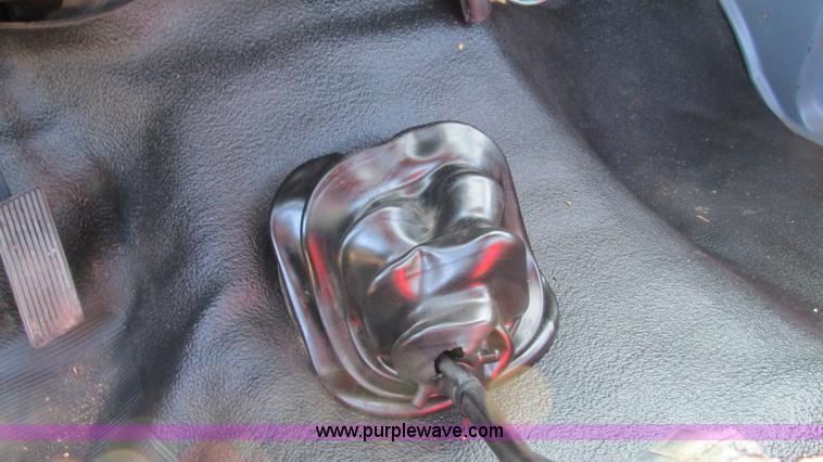 image for item I3116 1990 Ford F700 semi truck