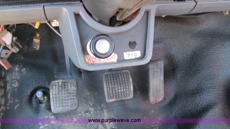 image for item I3116 1990 Ford F700 semi truck