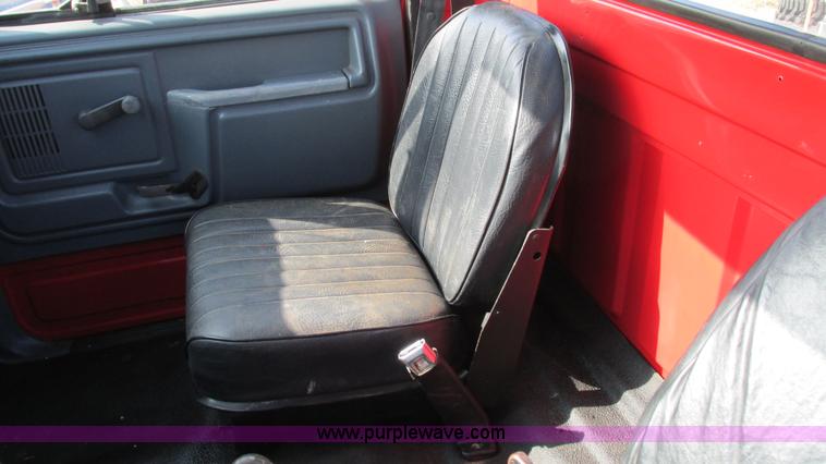 image for item I3116 1990 Ford F700 semi truck