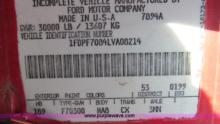 image for item I3116 1990 Ford F700 semi truck