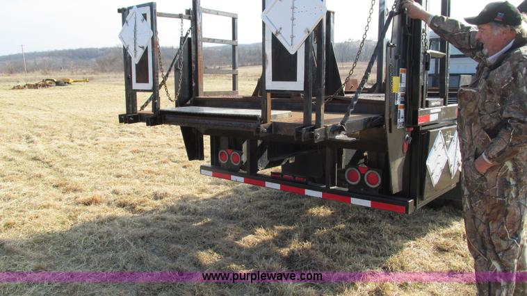 image for item I3116 1990 Ford F700 semi truck