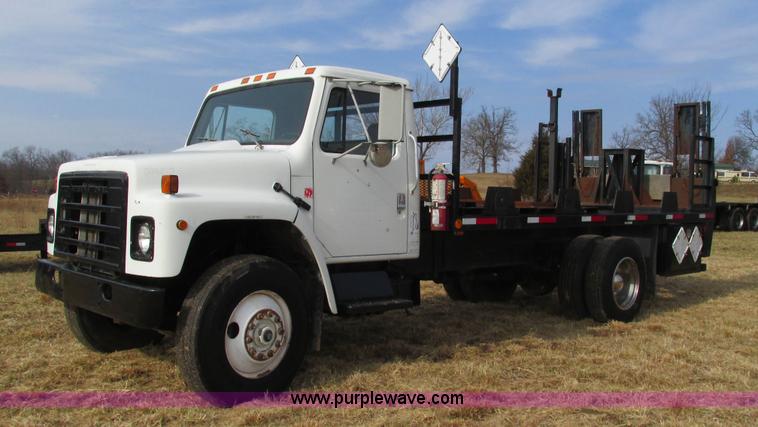 image for item I3119 1986 International 1954 flatbed truck