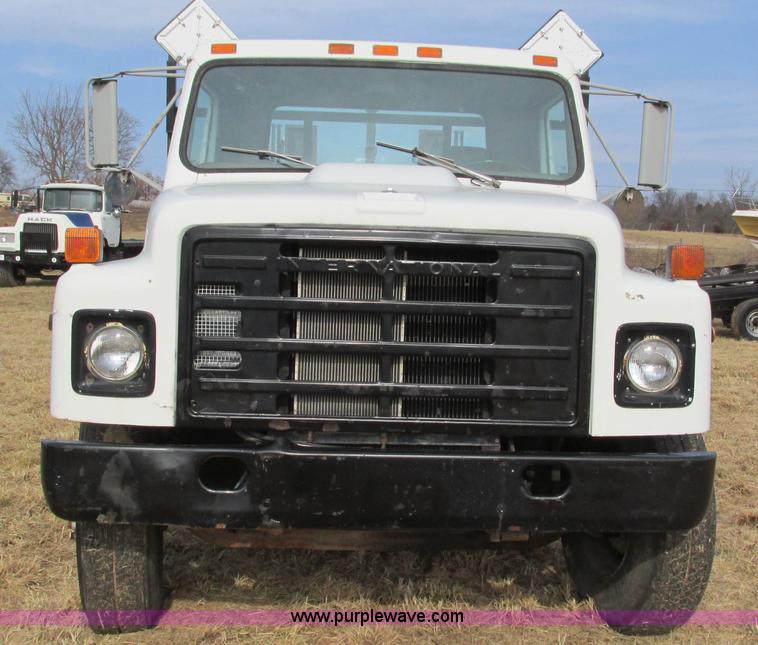 image for item I3119 1986 International 1954 flatbed truck