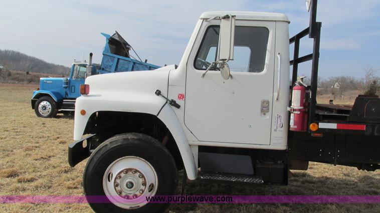 image for item I3119 1986 International 1954 flatbed truck