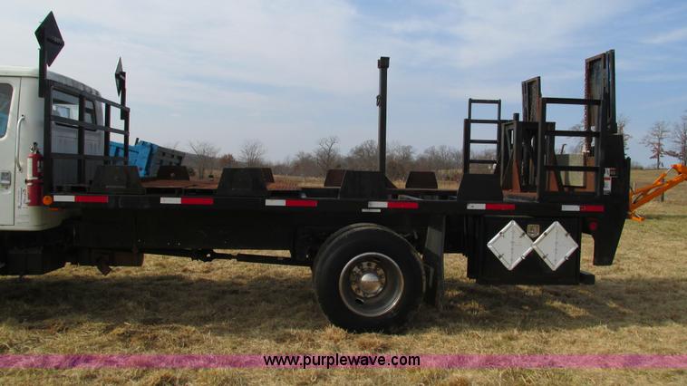 image for item I3119 1986 International 1954 flatbed truck