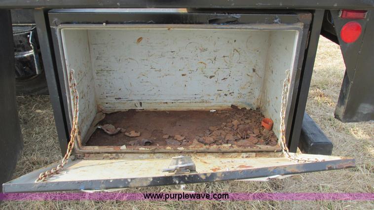 image for item I3119 1986 International 1954 flatbed truck