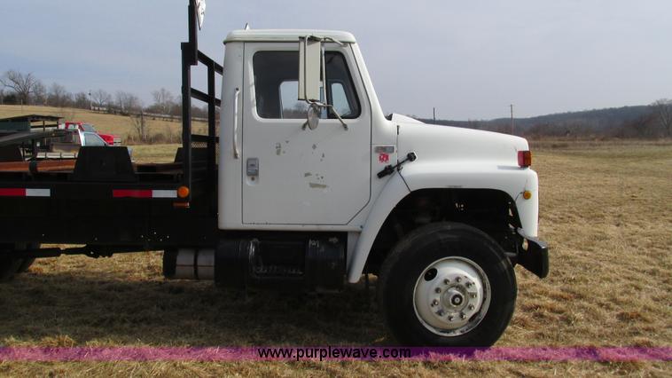 image for item I3119 1986 International 1954 flatbed truck