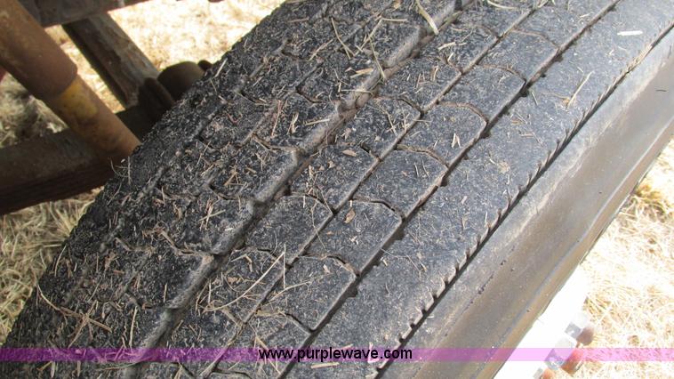 image for item I3119 1986 International 1954 flatbed truck