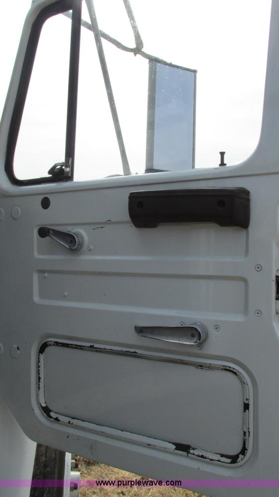 image for item I3119 1986 International 1954 flatbed truck