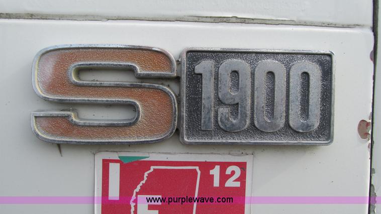 image for item I3119 1986 International 1954 flatbed truck