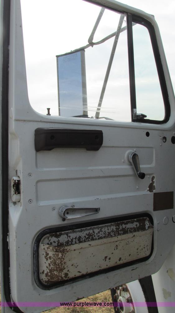 image for item I3119 1986 International 1954 flatbed truck