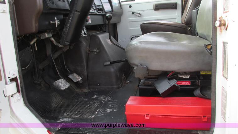 image for item I3119 1986 International 1954 flatbed truck