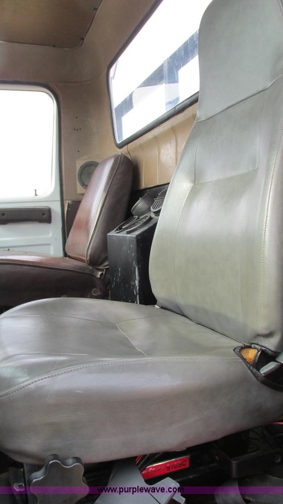 image for item I3119 1986 International 1954 flatbed truck