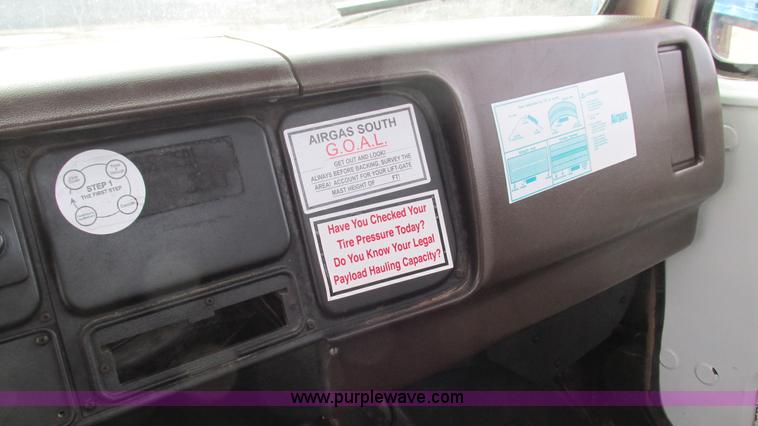 image for item I3119 1986 International 1954 flatbed truck