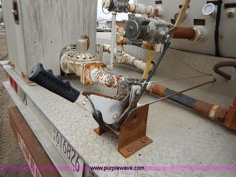 image for item I5082 1998 Chevrolet T7500 propane delivery truck