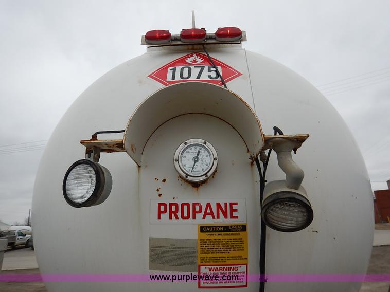 image for item I5082 1998 Chevrolet T7500 propane delivery truck