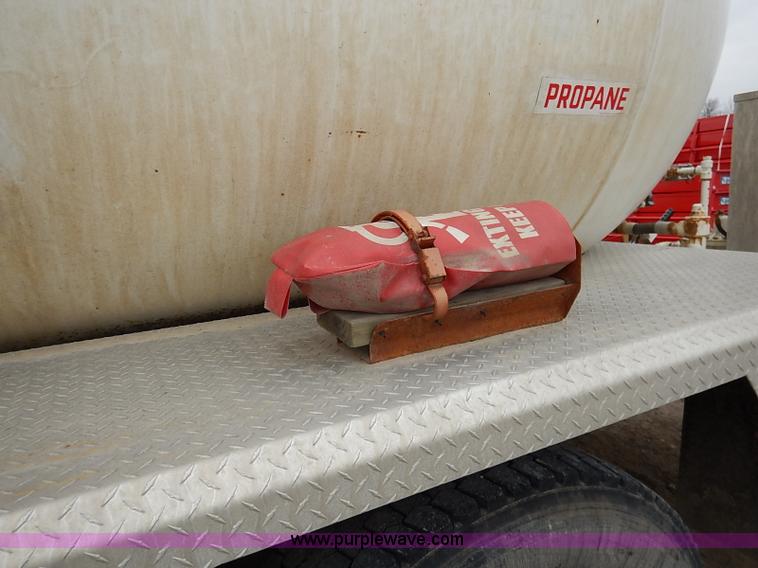 image for item I5082 1998 Chevrolet T7500 propane delivery truck