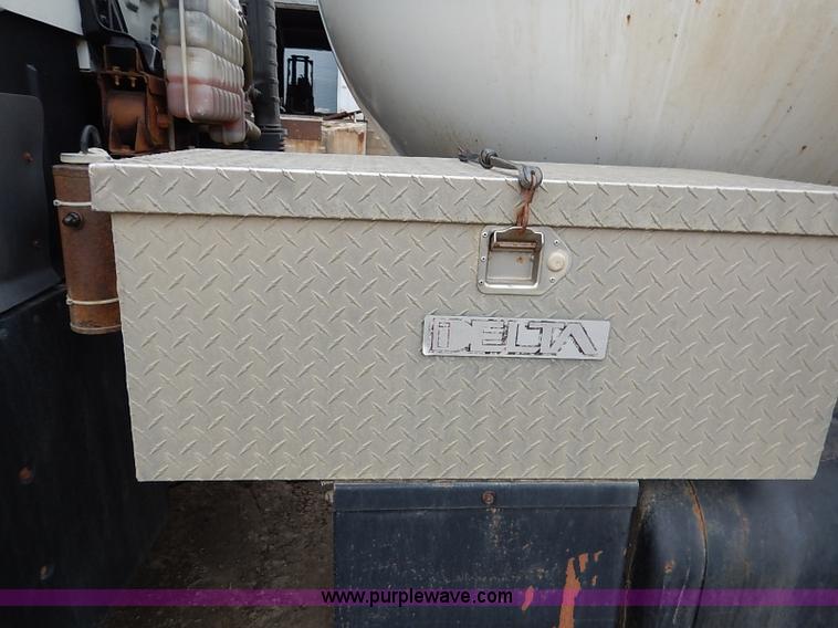 image for item I5082 1998 Chevrolet T7500 propane delivery truck