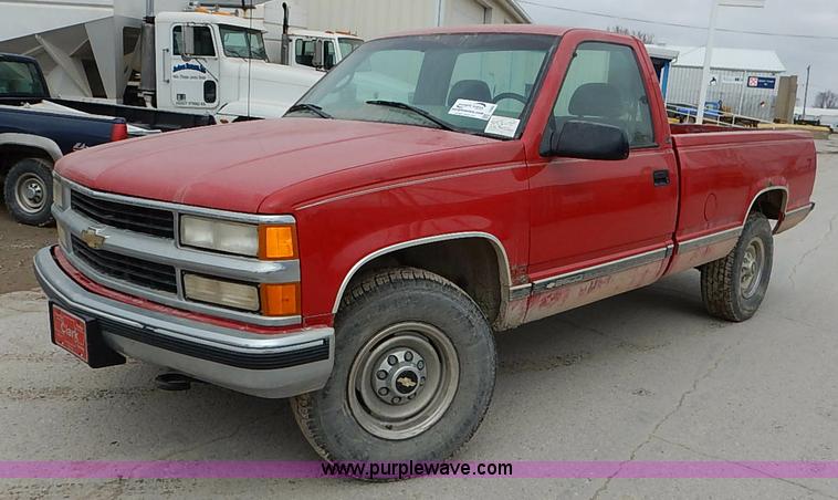 image for item I5083 2000 Chevrolet 2500 LS pickup truck