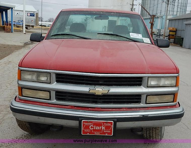 image for item I5083 2000 Chevrolet 2500 LS pickup truck