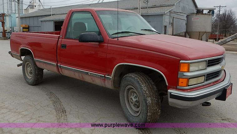 image for item I5083 2000 Chevrolet 2500 LS pickup truck