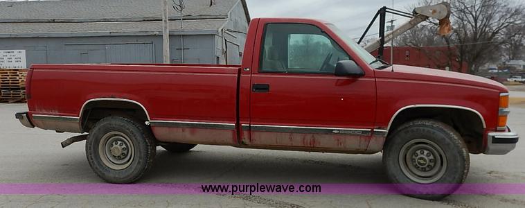 image for item I5083 2000 Chevrolet 2500 LS pickup truck