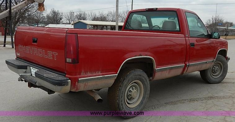 image for item I5083 2000 Chevrolet 2500 LS pickup truck