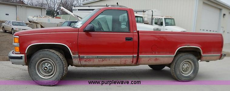 image for item I5083 2000 Chevrolet 2500 LS pickup truck